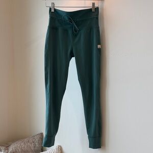 Vuori Deep Teal daily legging